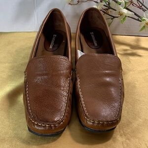 NATURALIZER KITTEN HEEL LOAFER